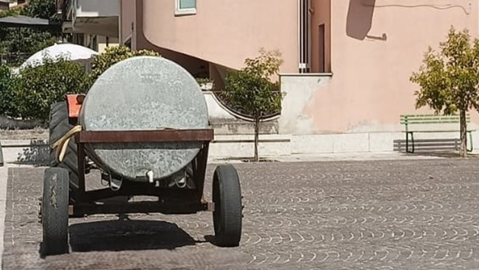 fontanarosa erogata acqua sorgiva con le autobotti in paese