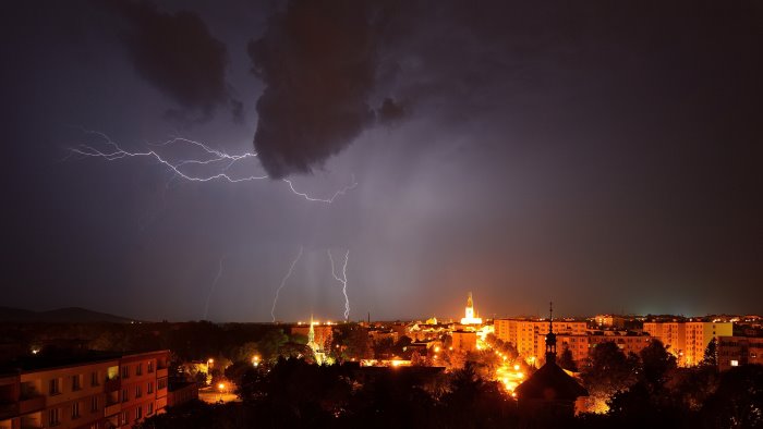 maltempo dopo il caldo arriva la pioggia in campania e allerta