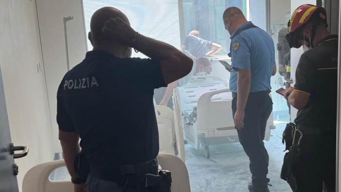 napoli ospedale del mare detenuto provoca incendio in area pronto soccorso