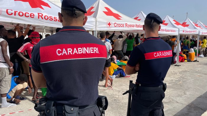 migranti trasferiti da livorno ad avellino dopo lo sbarco ennesima crudelta