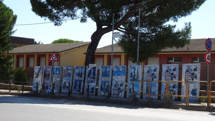 ariano tabelloni elettorali dimenticati lungo le strade dalle ultime elezioni