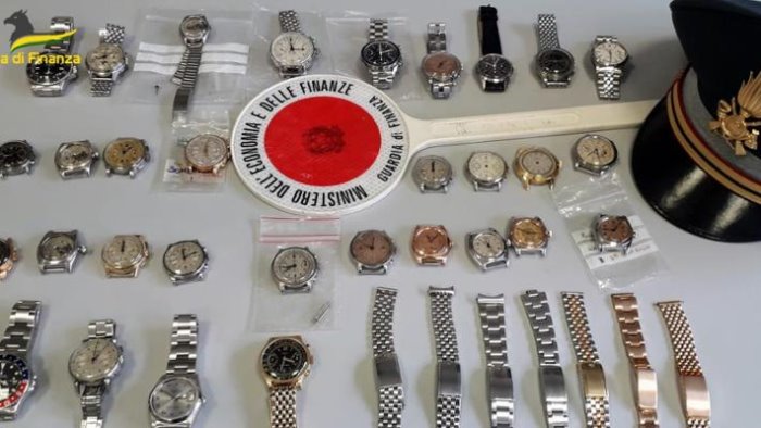 colpo al mercato degli orologi di lusso contraffatti sequestro da 700mila euro