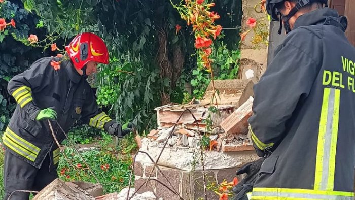 dramma a contrada 45enne schiacciata dal crollo di una tettoia in cemento