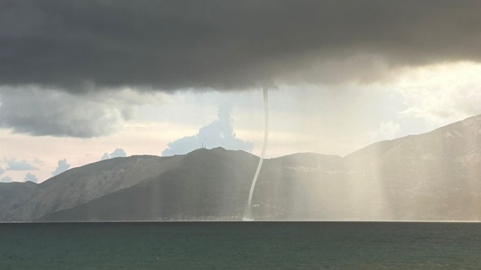 tromba marina tra scario e policastro paura e danni sul litorale