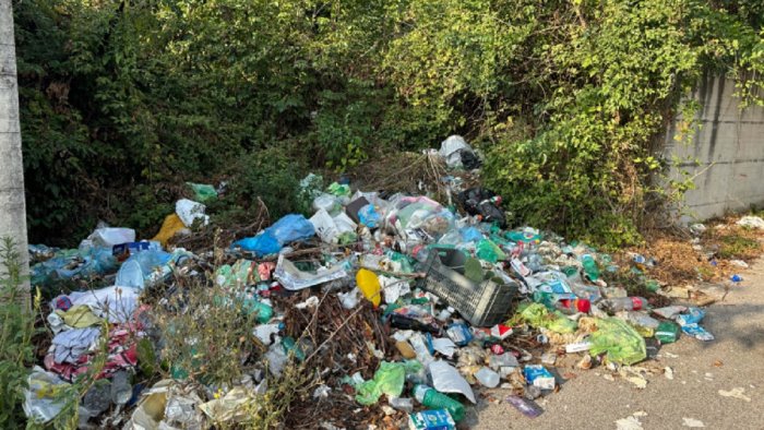 pago del vallo di lauro scoperta una discarica a cielo aperto in via nazionale