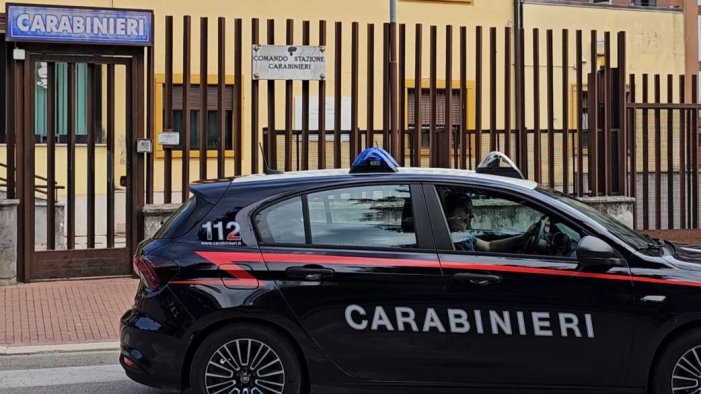 lo hanno pestato a sangue un agguato per gelosia nel commando c e una donna