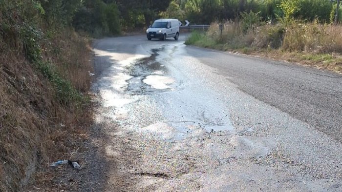 ariano condotta rotta per l ennesima volta e strada dissestata