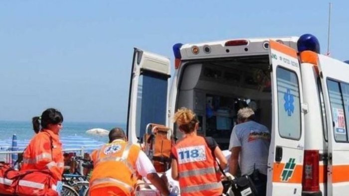 muore in spiaggia a camerota il cadavere trovato da un gruppo di ragazzi