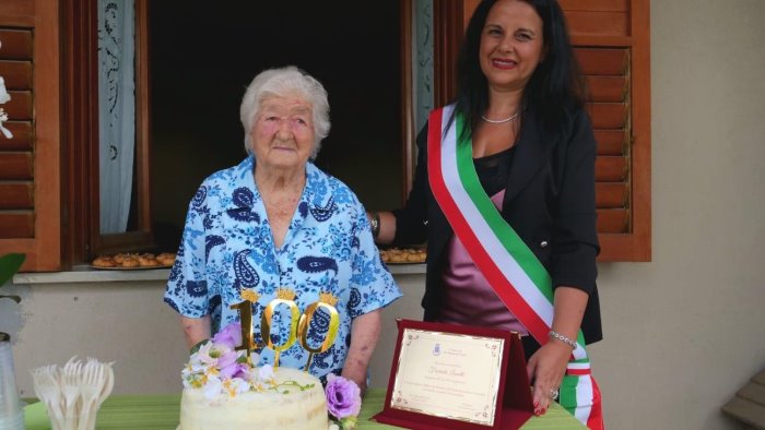 irpinia terra di centenari nonna fiorinda festeggiata a san mango sul calore