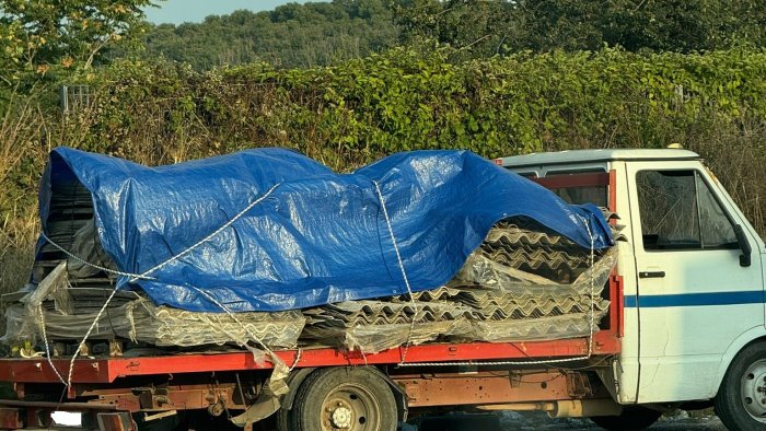 ritrovato dagli agenti della municipale un camion rubato carico di amianto