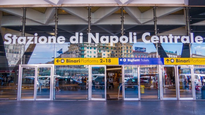 senza biglietto prende a pugni il capotreno che riporta un trauma cranico