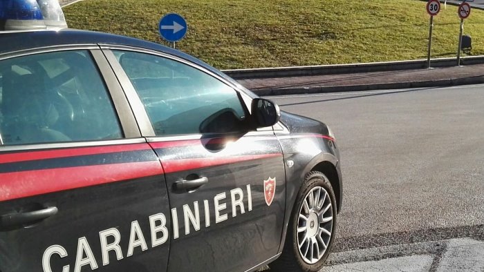 solofra picchia la moglie e ai carabinieri dice sono libero di farlo