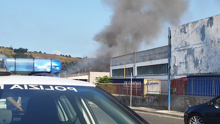 azienda in fiamme allerta e paura bloccata la ferrovia pozzuoli villa literno