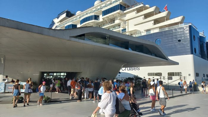 salerno due maxi navi da crociera alla stazione marittima con 6mila passeggeri