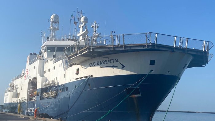 salerno attracca la geo barents di medici senza frontiere a bordo 191 migranti