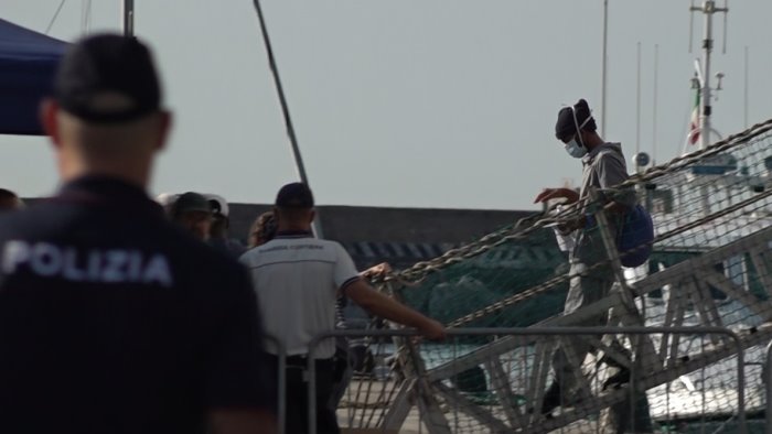 sbarco a salerno a bordo diverse emergenze sanitarie