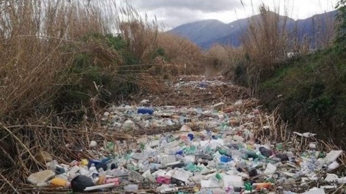 fiume sarno aliberti viviamo attraversati da una bomba ecologica