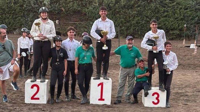 palio dell alta irpinia stravincono i fantini grottesi