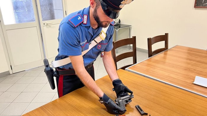 blitz dei carabinieri nelle palazzine popolari sequestro di armi e droga