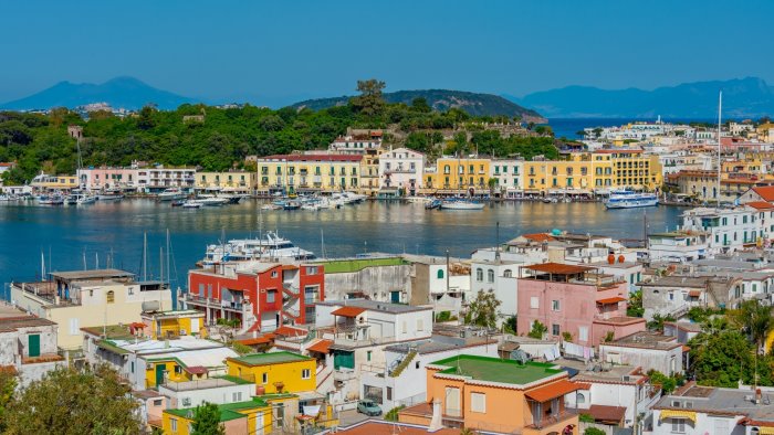 incidente nel porto di ischia danni ad un traghetto disagi in banchina