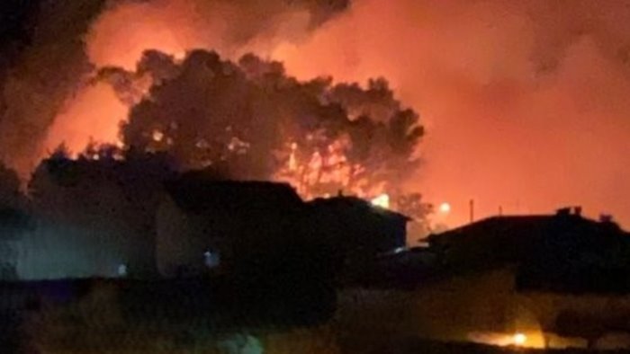 campania in emergenza sul fronte incendi paura anche nel casertano