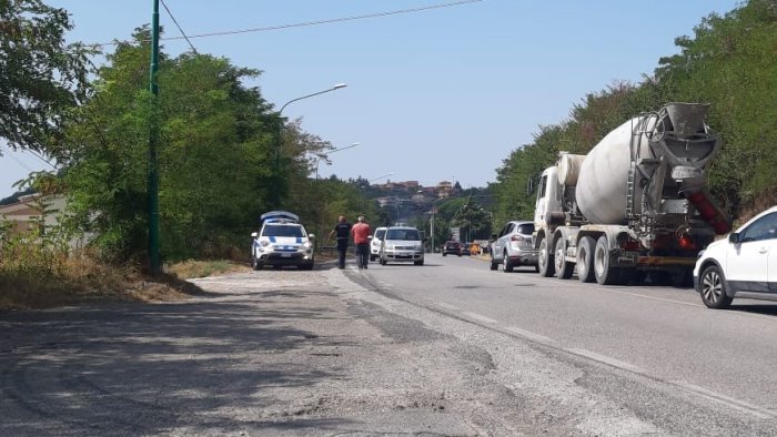 ariano tamponamento tra un autobetoniera e un un auto lungo la variante