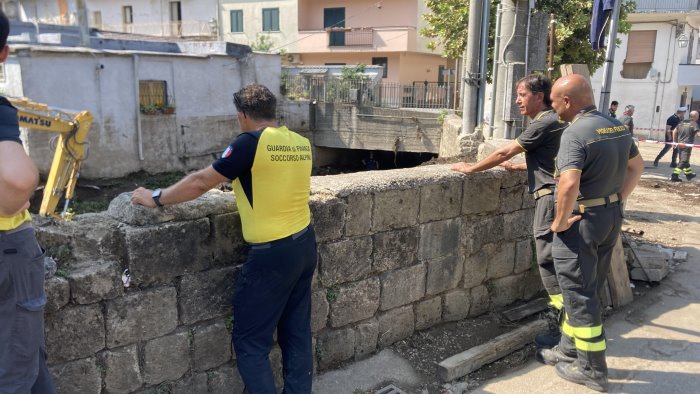 inghiottiti dal fango terzo giorno di ricerche dispersi a san felice a cancello