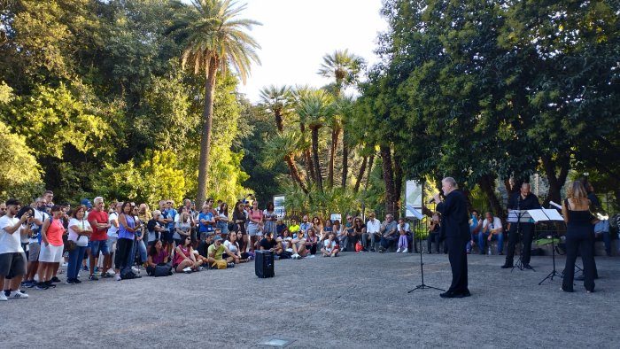 oltre mille visitatori hanno atteso l alba alla reggia di caserta