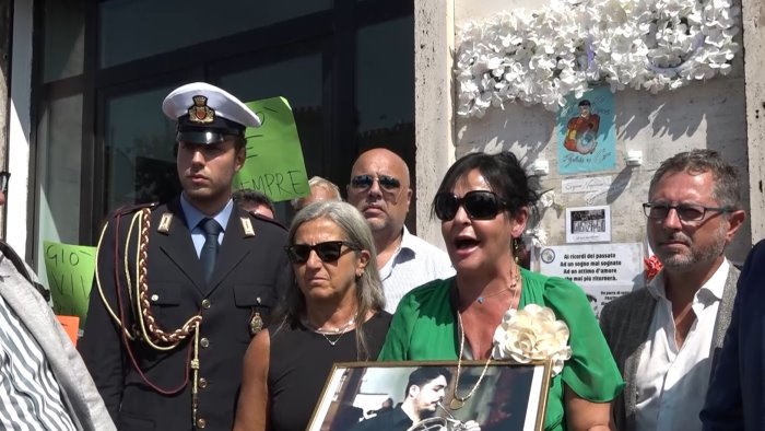 napoli rende omaggio al giovane musicista ucciso in piazza municipio