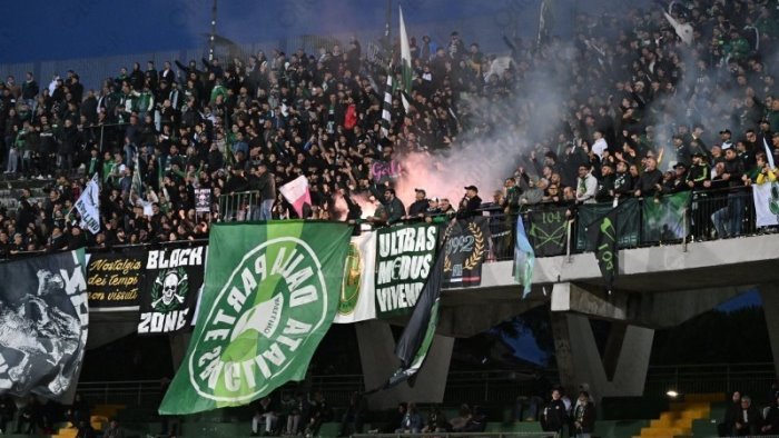 avellino la notte del derby in curva sud va in scena lo sciopero del tifo