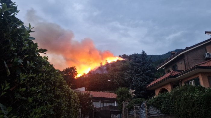 rogo a mercogliano notte di paura il sindaco accusa trovati gli inneschi