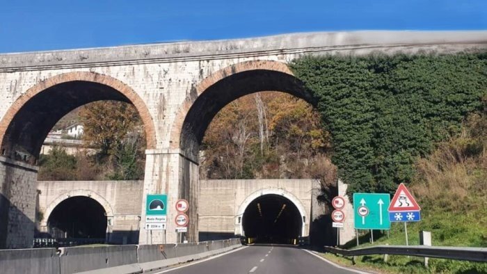 solofra galleria monte pergola off limits dalle 10 14 in direzione di avellino