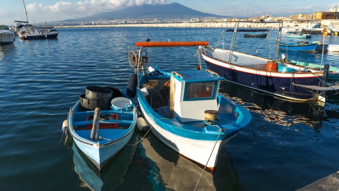 castellammare ritrova il mare dopo 51 anni e il sindaco fa il bagno