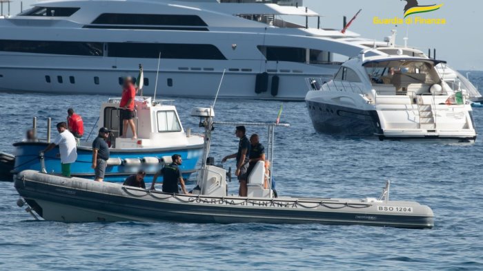 il mare di capri come un parcheggio abusivo sequestrate boe e gavitelli abusivi