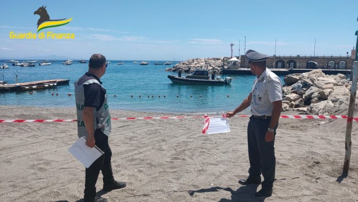 salerno occupazione abusiva delle spiagge denunciati 15 imprenditori balneari