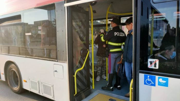 seguono borseggiatori a bordo del bus due ladri beccati dalla polizia