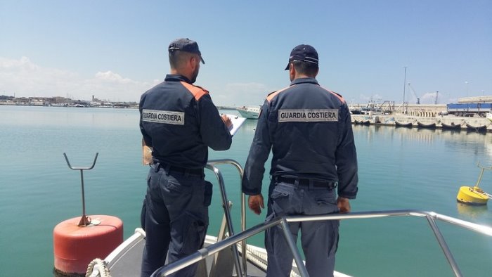 nel golfo di napoli una marea di imbarcazioni fuorilegge 227 multe