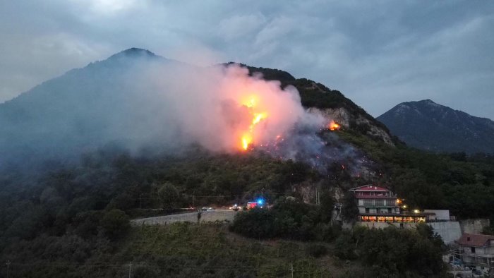 mercogliano incendio su montevergine indagano i ris di roma