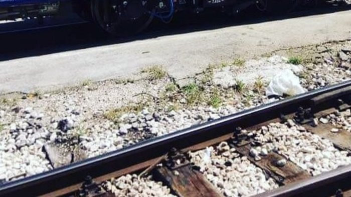 tragedia a pontecagnano donna travolta e uccisa da un treno