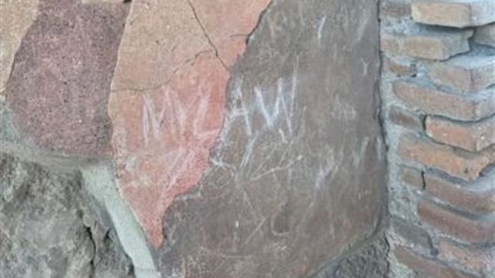 incide la parete della casa delle vestali a pompei denunciato