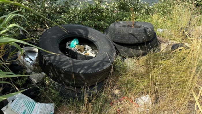 taurano scoperti rifiuti lungo la strada provinciale