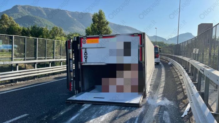 si ribalta tir sull a2 nei pressi di fratte chiuso il tratto verso reggio