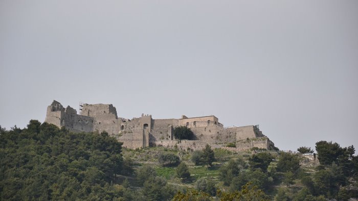 incendio a salerno la provincia chiude il castello arechi