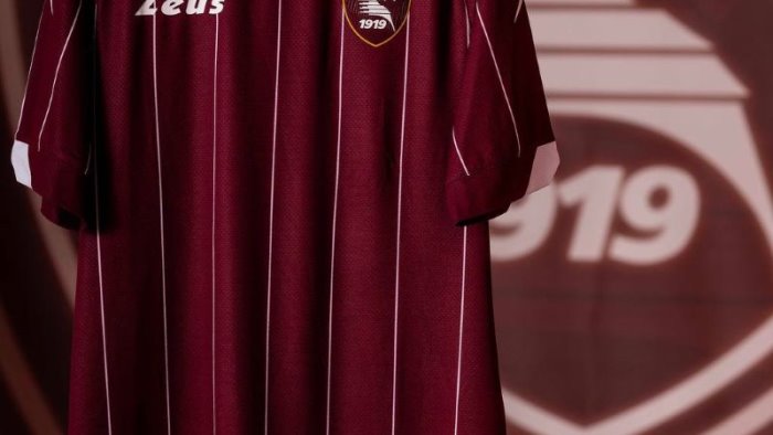 foto salernitana ecco la maglia ufficiale ritornano le righe