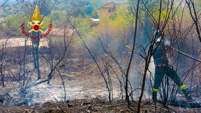 irpinia nella morsa degli incendi boschivi a santa paolina minacciate le case