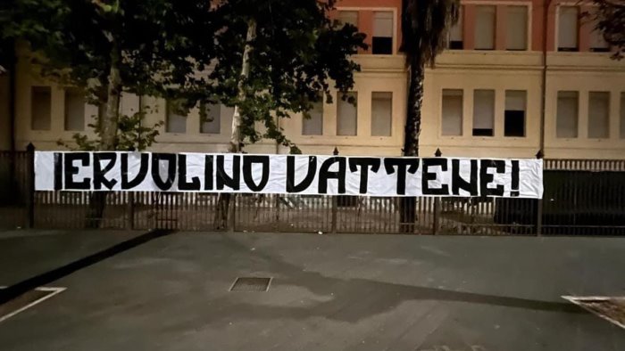 foto salernitana striscioni in citta iervolino vattene