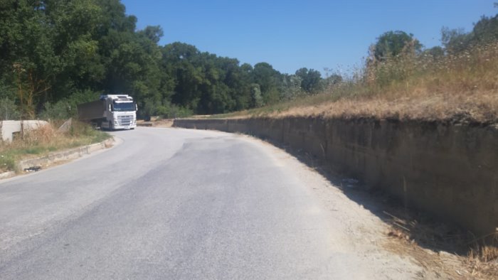 ariano strada disastrata con buche insidiosissime verso orneta casone