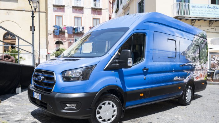 amalfi si dota di un nuovo minibus elettrico per il trasporto pubblico interno