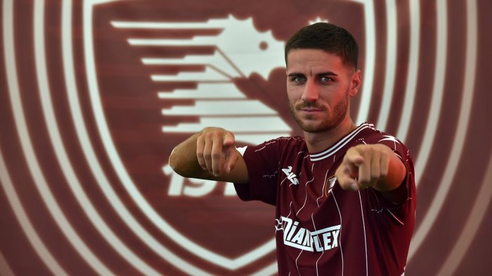 salernitana ghiglione salerno piazza calda tifosi stateci vicino