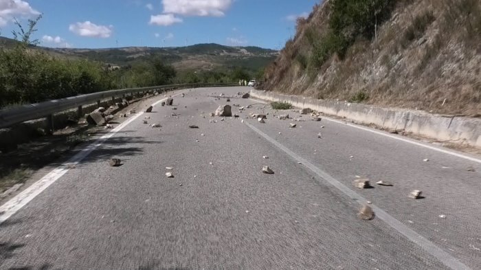 montaguto eccoli i massi in caduta libera dal costone video